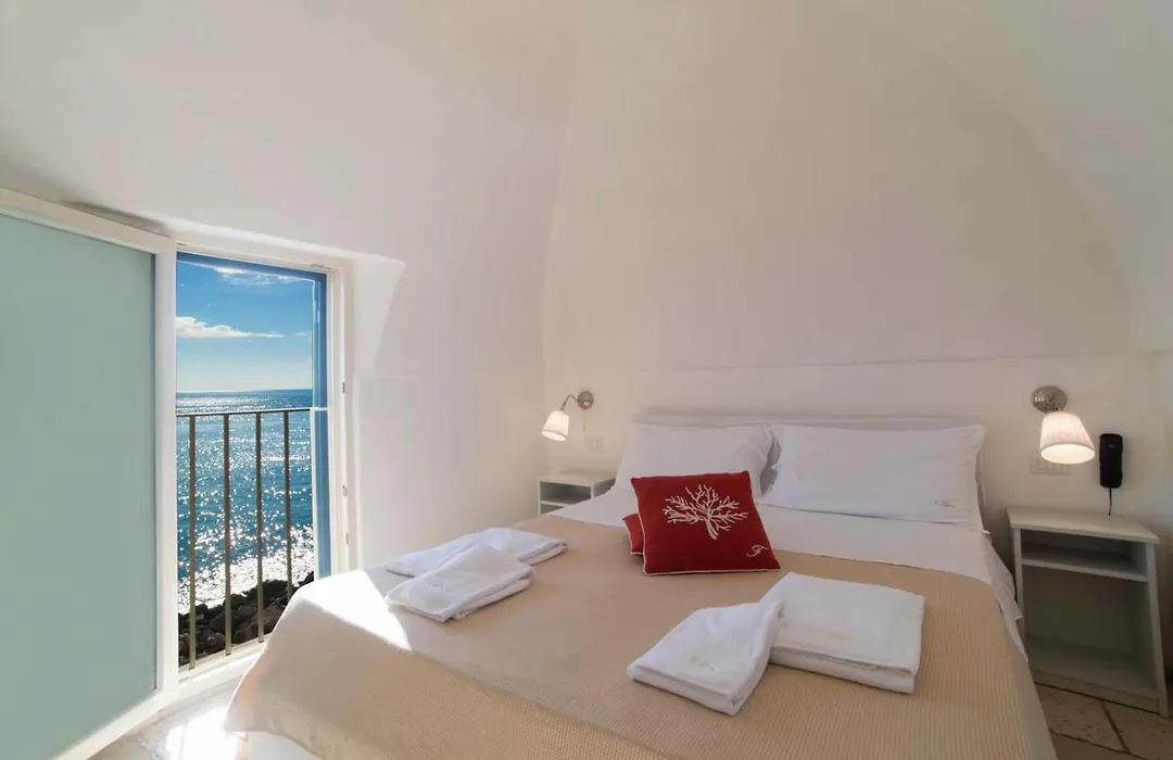 B&B Finestra Sul Mare-1